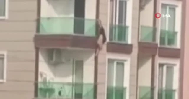 Balkondan düşen kadın kamerada