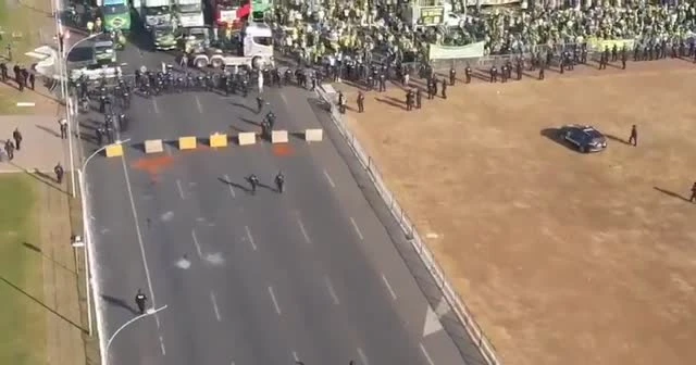 Brezilya'da sokaklar karıştı: Bolsonaro destekçileri AVM'ye girdi