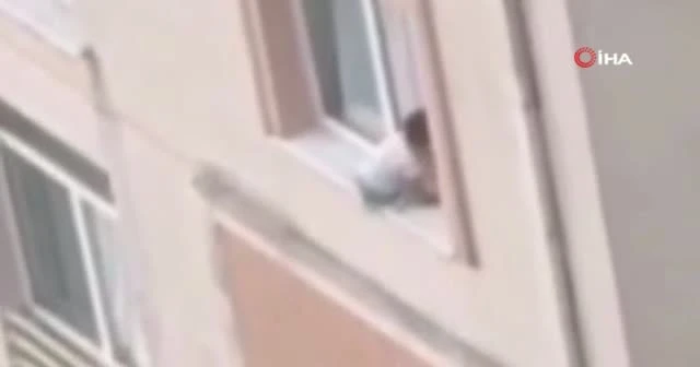 Camdan çıkarak mermerin üzerinde oturan çocuğun tehlikeli oyunu
