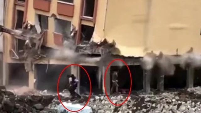 Çöken binanın altında kalmaktan son anda kurtuldular