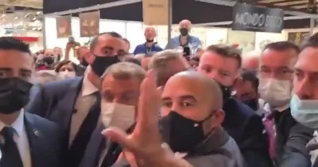 Emmanuel Macron'a yumurtalı saldırı