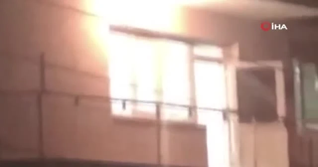 Genç kadını çocuklarının önünde darp etti