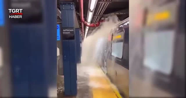 Ida kasırgası New York'u vurdu: Yollar göle döndü, metrolar su altında kaldı
