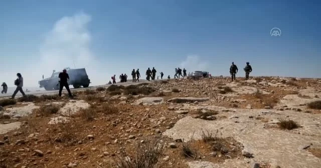 İsrail Filistinlileri gaza boğdu: 3 yaralı