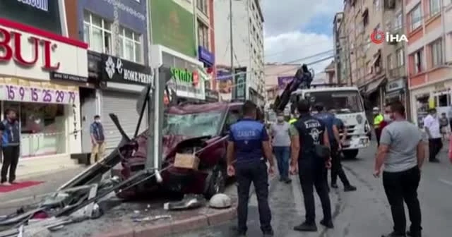 İstanbul'da hafif ticari araç durağa daldı