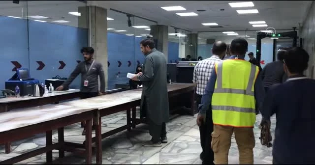 Kabil Havalimanı'nda kadın personel işbaşı yaptı