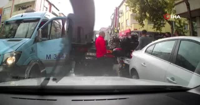 Kasklı motosikletliye kafa attı