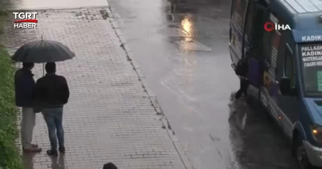 Liselinin yağmur sonrası trafik ve otobüs isyanı