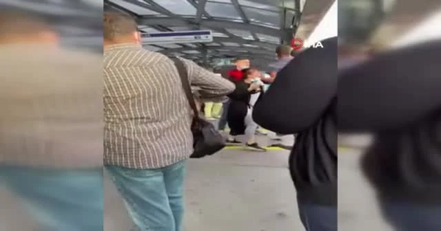 Metrobüs durağında ‘beni ittin’ kavgası
