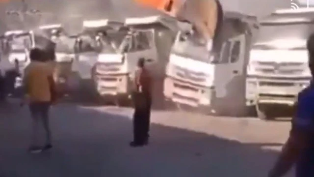 Parasını alamayınca kamyonları tek tek ezdi