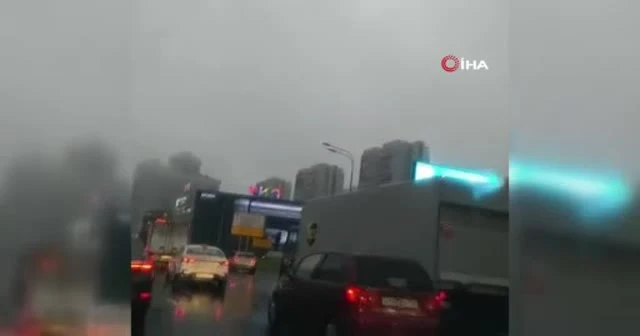 Rusya'da fırtınaya yakalanan paraşütçüler caddeye iniş yaptı