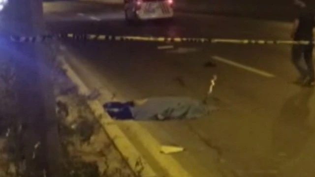 Sürücüleri uyarmak için çıktığı yolda 2 araba çarptı