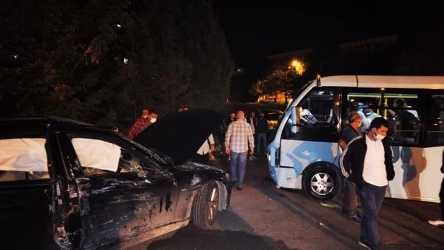 Yolcu minibüsü ile otomobil çarpıştı