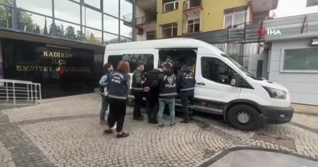 Annesinin kaçtığı adamı 20 yıl sonra bulup sokak ortasında katletti