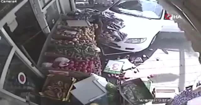 Araba çarptı yine de alışverişten vazgeçmedi