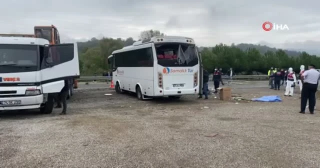 Bartın'da MHP kafilesini taşıyan minibüsün devrilme anı kamerada
