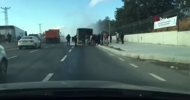 Başakşehir'e İETT otobüsü yangınını vatandaşlar söndürdü