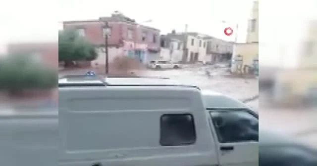 Cezayir'i sel vurdu: Onlarca araç sürüklendi, evler sular altında kaldı