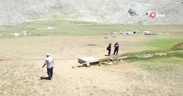 Çoban drone'u önce sopayla kovaladı sonra şapkasıyla selamladı
