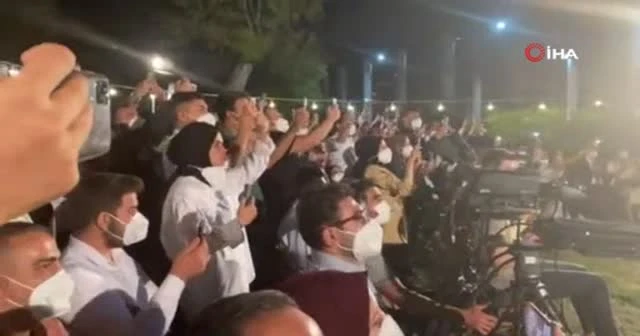 Cumhurbaşkanı Erdoğan, gençlerle türkü seslendirdi