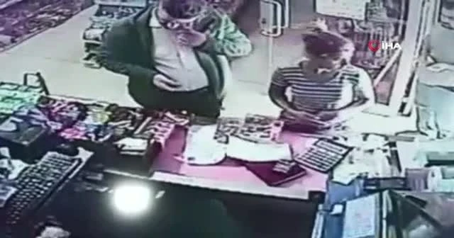 Dolandırıcı olduğu anlaşılan kadınlar esnafa kaldırım taşıyla saldırdı