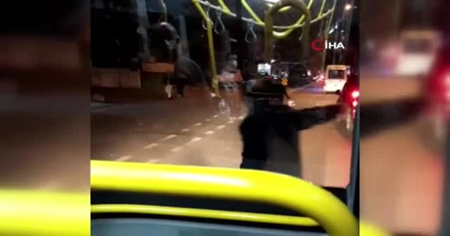 Elinde bıçakla otobüse saldırdı