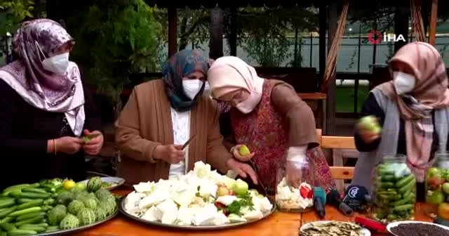 Emine Erdoğan kadınlarla turşu kurdu