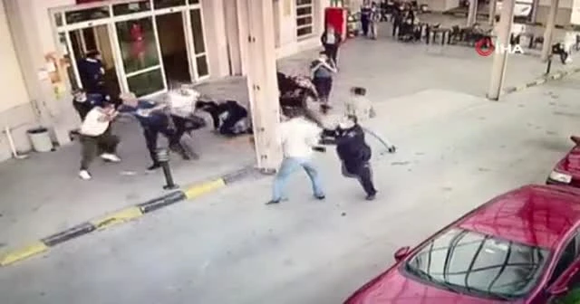 Hastane önünde korkutan anlar: Polisin belinden silahı aldı ateş etti