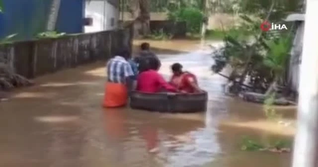 Hindistan'da sel felaketi düğüne engel olamadı