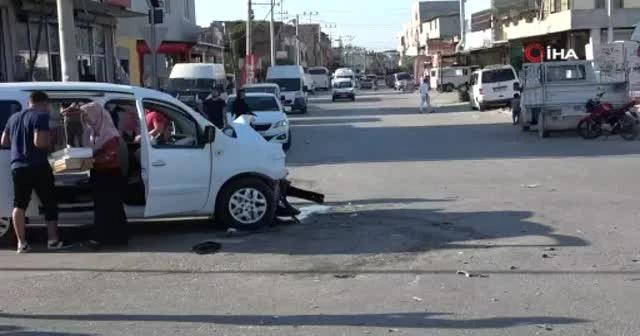 İki araç kafa kafaya çarpıştı feci kazada 13 kişi yaralandı