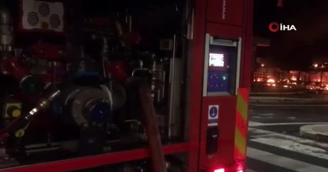 İtalya'da garajdaki belediye otobüsleri alev alev yandı