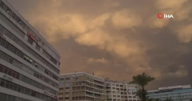 İzmir'deki fırtına beton blokları yerinde söktü