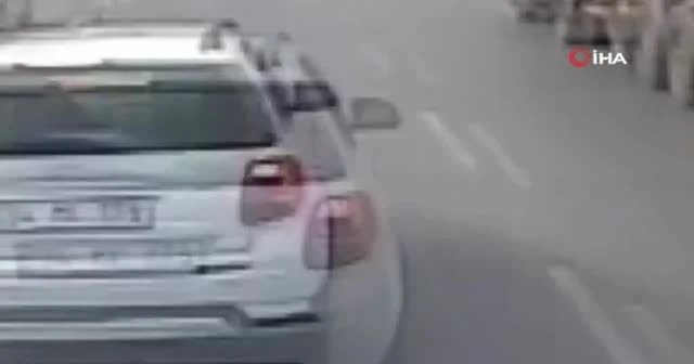 Karşıya geçmek için otobana çıkınca havaya savruldu