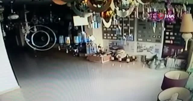 Kaş açıklarındaki deprem anı güvenlik kamerasında