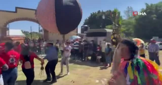 Meksika'da müzikli, danslı ve havai fişekli cenaze töreni