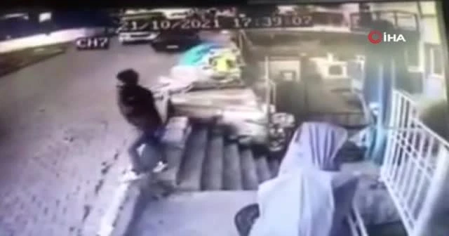 Minibüsün altında kalmaktan son anda kurtuldu