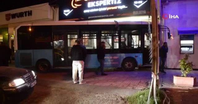Sürücüsü kalp krizi geçiren otobüs dükkana daldı