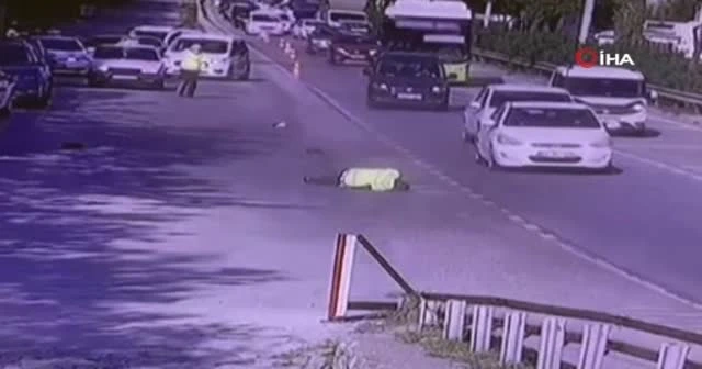 Trafik polisi böyle sürüklendi