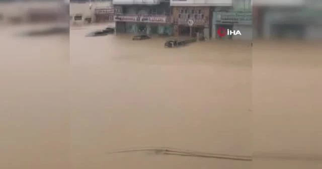 Umman'ı tropik fırtına vurdu: 1 çocuk öldü