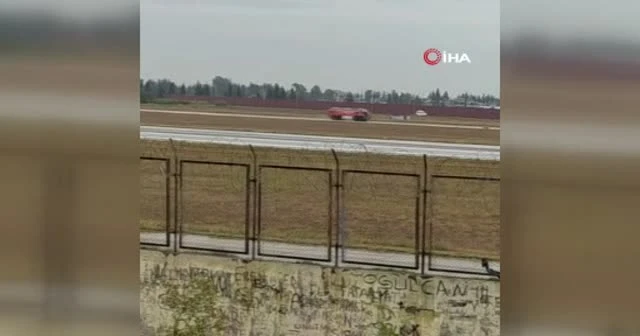 Adana'da polisten kaçan göçmenler uçağın önüne atladı