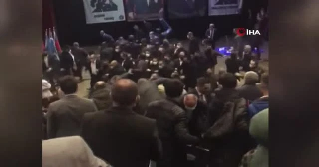 Alparslan Türkeş’in anma etkinliğinde tekmeler havada uçuştu