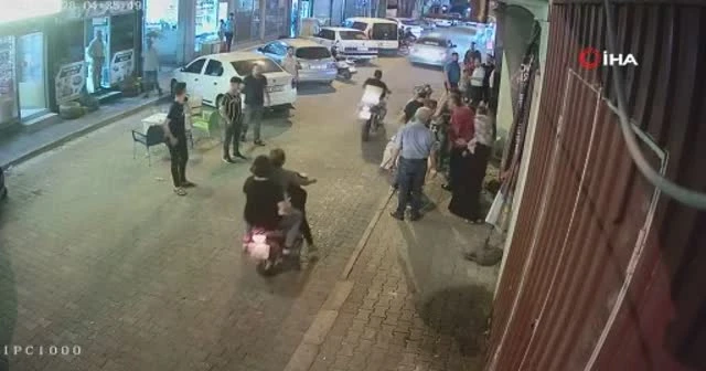 Annesinin yanında kaçırmaya çalıştı! Kabus anları kamerada