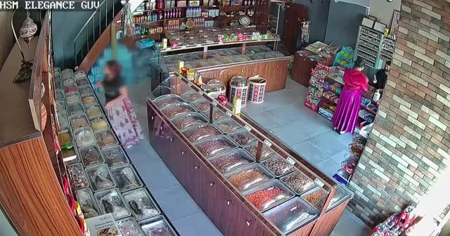 Çaldığı çay ve toz şekeri şalvarına gizledi