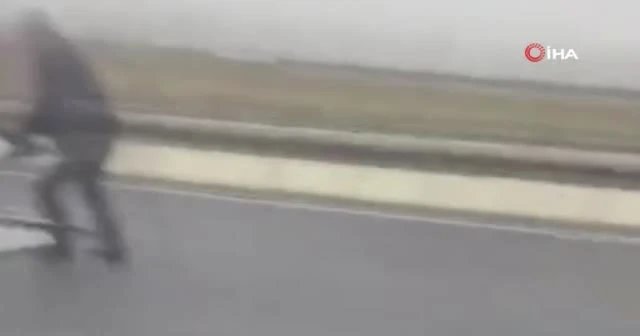 Çamlıca'da lodos nedeniyle devrilen tır kamerada