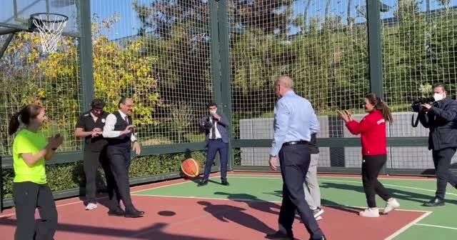 Cumhurbaşkanı Erdoğan basketbol oynayan gençleri görünce dayanamayıp maça katıldı