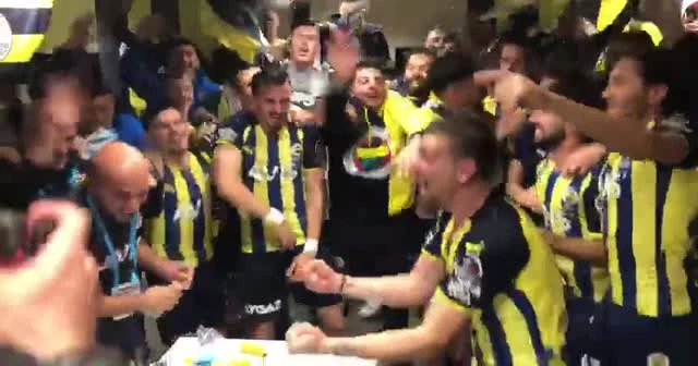Derbi bitti Fenerbahçe soyunma odası yıkıldı