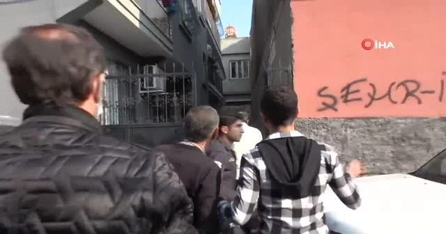 Eşine kızıp balkondan atladı, komşusunun üstüne düşüp kurtuldu