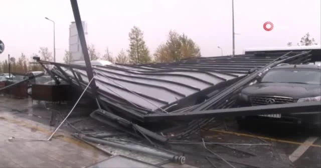 Fırtınada kafenin tentesi uçtu