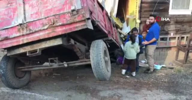 Freni boşalan traktör eve daldı, sürücü kendini dışarı zor attı