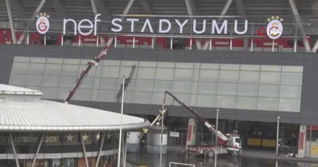 Galatasaray'ın stadında vinç devrildi